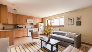 Paddington by AvantStay Cozy Chic Ski Lodge Mins from Mountain - 9