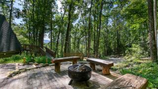 Firepit Mountain Views A-Frame in Fairview Honeycomb Hideaway by AvantStay - 6