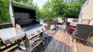 The Nest at Pinecrest by AvantStay Spacious Deck Game Room Fire Pit - 3