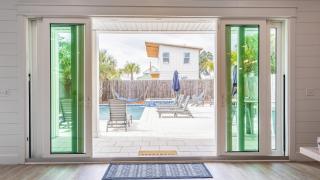 Sleeps 20! Walk to Beach, Pool Hot Tub, GameRoom Arcade Four Suns by AvantStay - 1