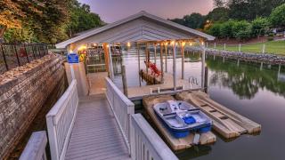 Sip Sip Away by AvantStay Pool Hot Tub - 1