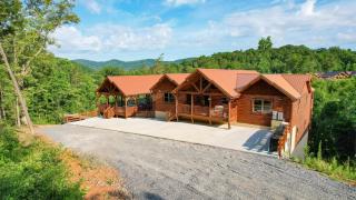 Ridge View by AvantStay 15mins from Pigeon Forge w Pavilion Indoor Pool Hot Tub - Sevierville - 2