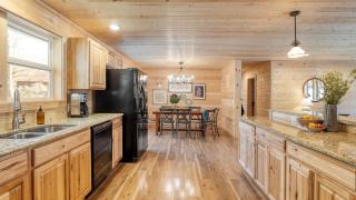 Sugar Cove by AvantStay Cabin by The River w Hot Tub Pool Table Guest House - 1