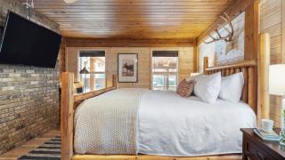 Sugar Cove by AvantStay Cabin by The River w Hot Tub Pool Table Guest House - 1