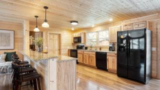 Sugar Cove by AvantStay Cabin by The River w Hot Tub Pool Table Guest House - 1