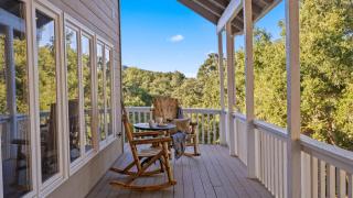 Hidden Oaks Farmhouse by AvantStay Hot Tub Deck - 3