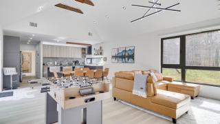 The Barn House by AvantStay Modern Outdoor Living Area Hot Tub - 2