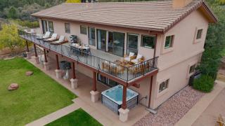 Sedona Sunrise by AvantStay Majestic Red Rocks Views~Walk to Jordan Trailhead~Peloton Bike~Hot Tub~WiFi - 9