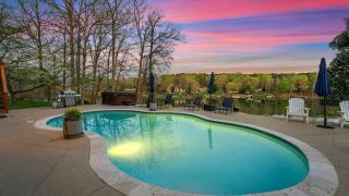 Sleeps 22 Lakefront w Private Dock Pool 2 Houses Lake Living by AvantStay - 3