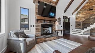 Gray Fox Lodge by AvantStay WATERSLIDE Pool Theater Sleeps 23 - 5