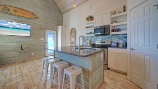Shared Pool w Bay Views Boat Dock Fishing Big Slough by AvantStay - Padre Island - 9