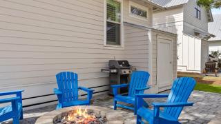 Sun by AvantStay Gulf Place Golf Cart Pool Bikes - 9