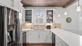 Sun by AvantStay Gulf Place Golf Cart Pool Bikes - 5