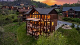 Smoky Horizon by AvantStay Game Room Movie Theater Deck w Hot Tub Views - 2