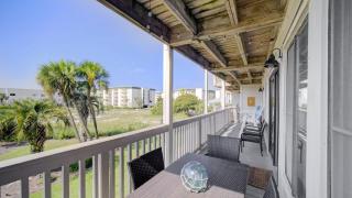 Triton Balcony w Pool View Chic Design - 7