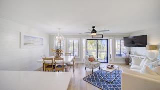 Triton Balcony w Pool View Chic Design - 5