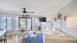 Triton Balcony w Pool View Chic Design - 4