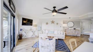 Triton Balcony w Pool View Chic Design - 3