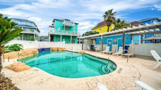 Steps to Beach Balcony Ocean View Golf Cart Zone Casa Rosada by AvantStay - 8