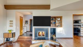 Half Block to Beach w Oceanview Patio Balcony The Shore Pine by AvantStay - 1