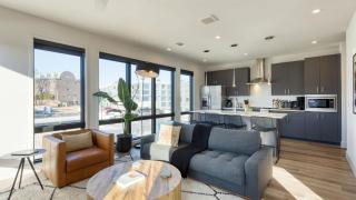 Sleeps 18 3 Modern Midtown Apartments w Gym Pool Walkable to Shops Eats - 8