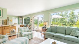 Comfy Coastal Cottage by AvantStay Mountain View - 2