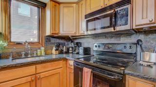 Quittin Time Townhouse Peaceful Mountain Ski-In-Ski-Out Retreat Close to Town - 2