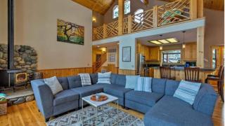 Black Bear by AvantStay Spacious Viking Lodge in Tahoe Donner w Game Room Hot Tub - 9