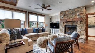 Main Street Escape by AvantStay Stunning Home right off Main Street w Hot Tub Large Deck - 3