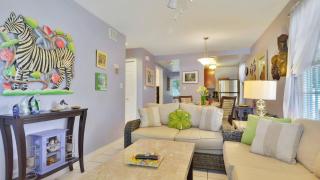 Lavender Jungle by AvantStay Great Location w Patio Shared Pool Week Long Stays Only - 8