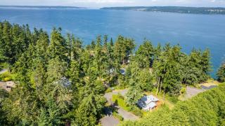 Mid-Century Beach Cabin by AvantStay Walk to Beach - 9