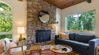 Mid-Century Beach Cabin by AvantStay Walk to Beach - 6