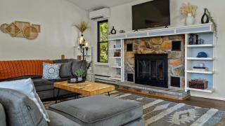 Lake It Right by AvantStay Lakefront w Dock Hot Tub Fire Pit Game Room - 4