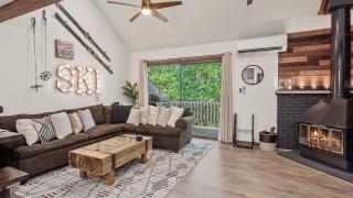 The Bears Den by AvantStay Prime Location Renovated w Movie Game Room - 0