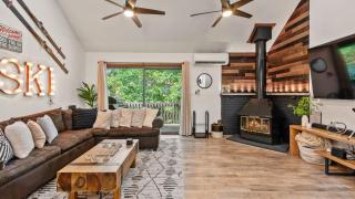 The Bears Den by AvantStay Prime Location Renovated w Movie Game Room - 1