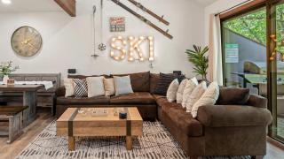 The Bears Den by AvantStay Prime Location Renovated w Movie Game Room - 2