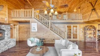 Leyland by AvantStay Cabin Mansion w Views - 1