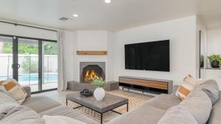 Backyard Pool PuttingGreen Playground Modern 5BDR White Agate by AvantStay - 7