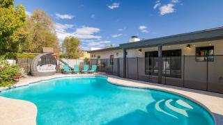 Backyard Pool PuttingGreen Playground Modern 5BDR White Agate by AvantStay - 3
