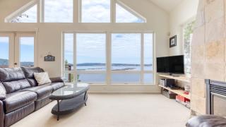 Madrona Beach House by AvantStay Waterfront Home - 1