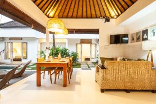 Homey Villa 2BR Seminyak - 1