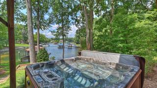 Winding Down by AvantStay Sleeps 20 Dock View - 8