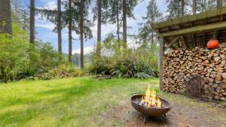 Goss Lake Chalet by AvantStay Lakefront w Dock Fire Pit Outdoor Dining Area - 5