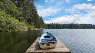Goss Lake Chalet by AvantStay Lakefront w Dock Fire Pit Outdoor Dining Area - 6