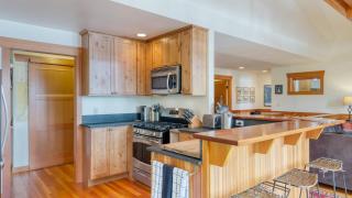 Goss Lake Chalet by AvantStay Lakefront w Dock Fire Pit Outdoor Dining Area - 3