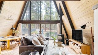 Alder by AvantStay Moody Retreat: Patio Hot Tub in Sunriver - 6
