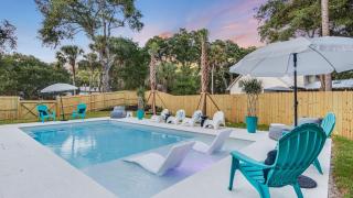 Southern Oasis by AvantStay 0.5mi Walk to the Beach Pool Patio Large Yard - 9