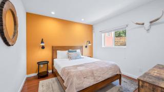 Southwest by AvantStay Heart of Hollywood Remodeled 1920s Bungalow - 7