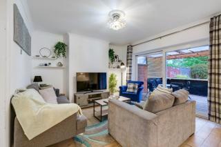 Modern 4 Bedroom House with Garden in Feltham - 0