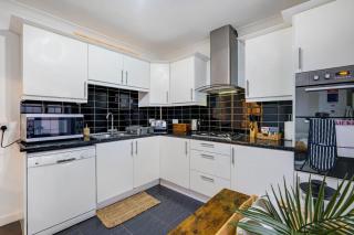 Modern 4 Bedroom House with Garden in Feltham - 9